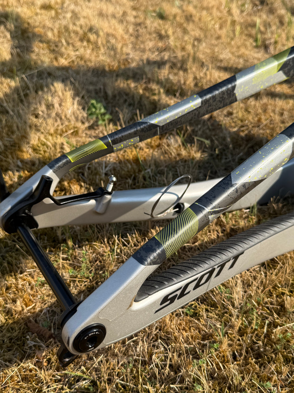 Scott Spark HMX carbon World Cup edition frameset with Forks and upgraded Carbon bar and stems in Size Medium with a full Scott protection kit.